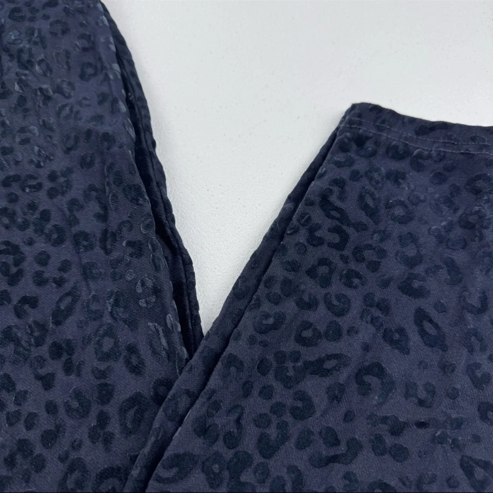 Women's Hue Leopard Flocked Print Denim Leggings Size Large Blue Midnight - Picture 3 of 8